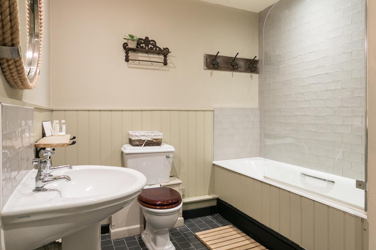 The Angel & Blue Pig Hotel Lymington Bagian luar foto